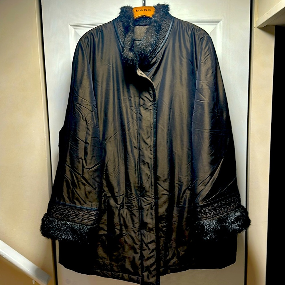 Woman’s Jacket size 2X, very light and warm.  Great condition